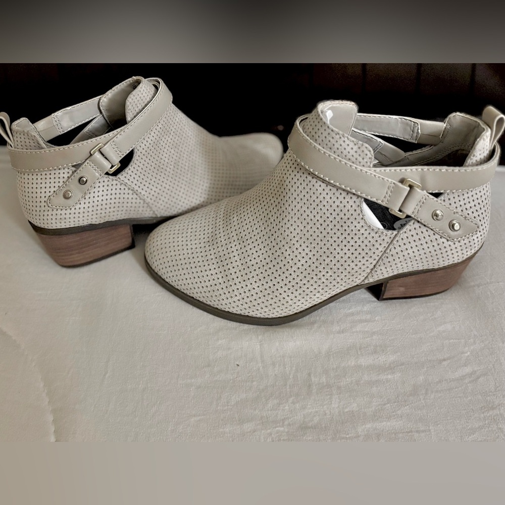 Dr. Scholl's Baxter Ankle Bootie, Taupe Perforated,
Memory foam Cool Fit | 8.5M